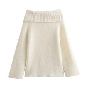 Détail de la texture en maille côtelée sur un pull à manches longues et col bateau
