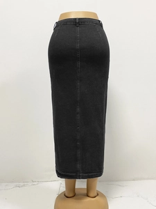 Vue arrière d'une jupe longue en jean noir à taille haute avec fente et boutons sur mannequin