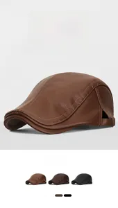 Détail de la casquette rétro en similicuir avec texture grainée et boucle latérale réglable