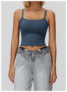 Dettaglio del crop top sportivo grigio-blu con spalline sottili e tessuto elastico