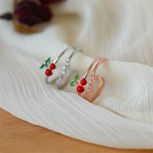 Dettaglio degli anelli a ciliegia argento e oro rosa con pavé di zirconi cubici