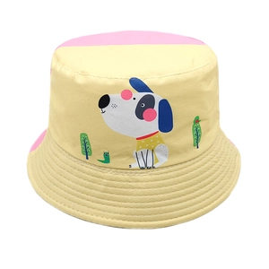 Détail du chapeau bob en coton rose et jaune avec illustration de chien dessiné