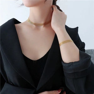 Set girocollo e bracciale in maglia dorata vintage con trama milanese intrecciata