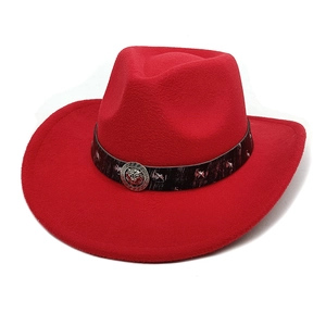 Détail du chapeau en laine rouge avec emblème de tête de lion, rivets et ruban noir