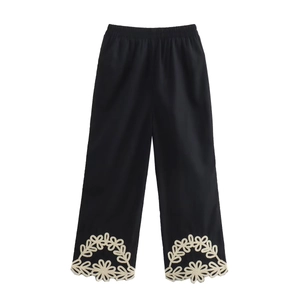 Pantalon noir à jambes larges pour femmes avec broderies florales et détails ajourés
