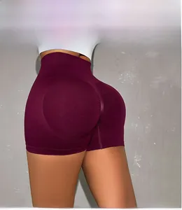 Dettaglio degli shorts da yoga bordeaux a vita alta con effetto scrunch butt senza cuciture