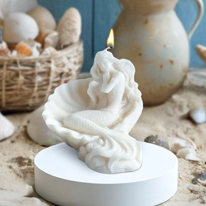 Bougie parfumée en forme de sirène et coquillage sur socle avec décor de plage