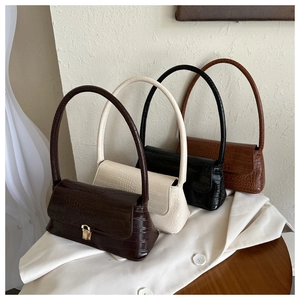 Dettaglio di quattro borse a spalla stampa coccodrillo in marrone, beige, nero e caramello