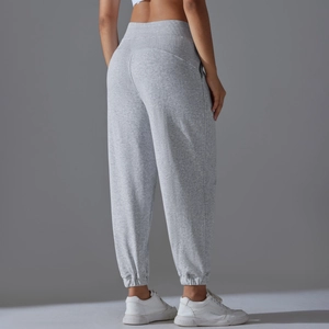 Gros plan d'un jogging gris clair à taille haute montrant les chevilles serrées et le coton