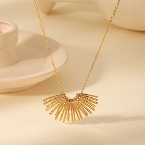 Gros plan du pendentif en forme d'éventail plaqué or 18 carats avec cristaux et chaîne