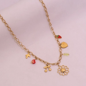 Détails d'un collier en acier doré avec breloques cerise, marguerite et oiseaux variés