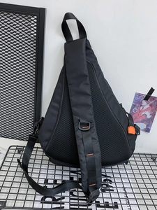 Grote zwarte crossbody tas met ademend mesh achterpand en oranje stiksel accenten
