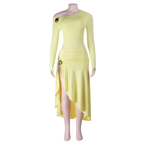 Détail d'une robe jaune asymétrique avec des fronces et des boucles en métal doré