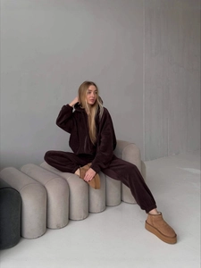 Completo sportivo da donna in pile marrone scuro con felpa con cappuccio e zip