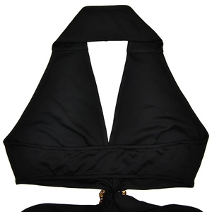Détail de la robe licou noire avec décolleté en V profond et anneau en métal doré