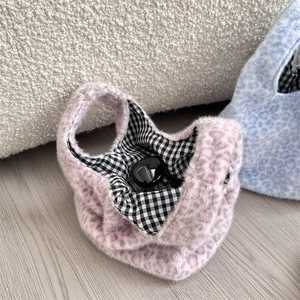 Détails de sacs à main en peluche léopard avec fourrure synthétique et doublure à carreaux