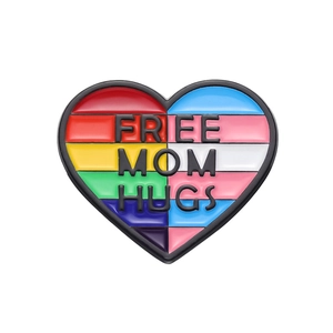 Spilla in smalto a cuore Free Mom Hugs con i colori dell'arcobaleno e della bandiera trans