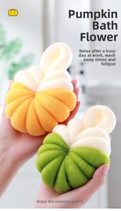 Dettaglio spugne da bagno a forma di zucca arancione e verde con rete in PE densa