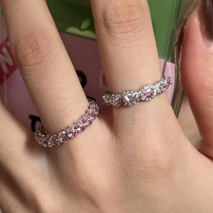 Ring-Set mit rosa Zirkonia-Ewigkeitsband und ovalem Edelstein in Silberoptik