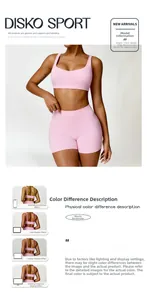 Vue détaillée du soutien-gorge de sport rose et du short taille haute sur mannequin