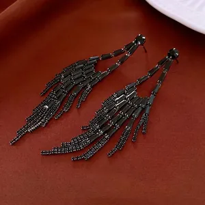 Élégantes boucles d'oreilles longues à pampilles géométriques avec strass noirs et argent