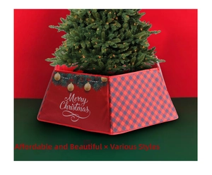 Details eines rot-schwarz karierten Weihnachtsbaumständers mit Merry Christmas Aufdruck