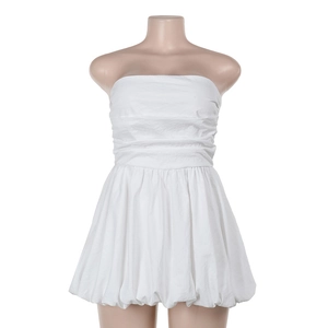 Détail de la robe bustier blanche à bulles avec corsage plissé et tissu texturé