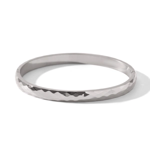 Vue détaillée du bracelet en acier inoxydable argenté avec une surface texturée en losange