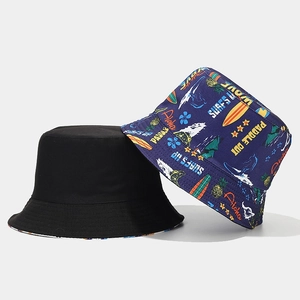 Dettaglio cappello alla pescatora reversibile in nero e stampe a tema surf navy