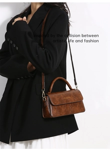 Borsa a tracolla vintage in pelle marrone indossata da una modella in blazer nero