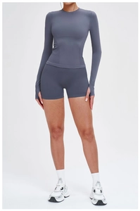 Détail de l'ensemble de yoga gris anthracite sans couture avec trous pour les pouces