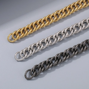 Dettaglio delle catene a maglia barbazzale in oro, argento e nero in acciaio inossidabile