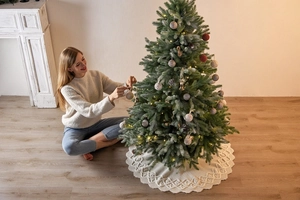 Dettaglio della gonna per albero di Natale in maglia bianca con motivi a rombi e bordi