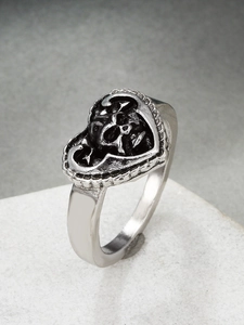 Dettaglio anello gotico con teschio e cuore d'argento con finitura in stile retrò