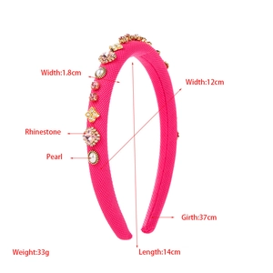 Détail du serre-tête tissé fuchsia avec strass roses, perles et trèfles dorés