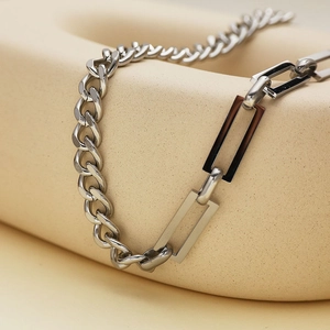 Collana a catena cubana argento con inserto rettangolare tartarugato su supporto