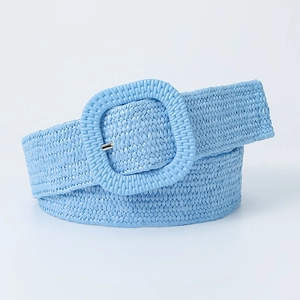 Ceinture tressée élastique bleu clair avec boucle carrée sur fond blanc pur