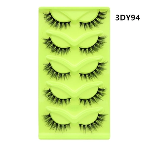 Detail shot of 5 pairs of 3DY94 black cat-eye false eyelashes on a green tray