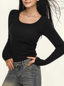 Dettaglio maglia nera a maniche lunghe con scollo a U in tessuto a costine elasticizzato