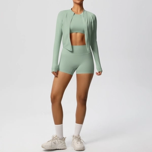 Dettaglio completo yoga 3 pezzi verde menta con giacca con cappuccio e pantaloncini