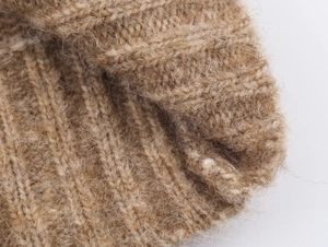 Gros plan sur un tricot marron clair doux montrant la texture mohair et les détails