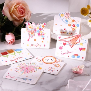 Détail montrant diverses cartes de vœux dessinées à la main avec illustrations colorées