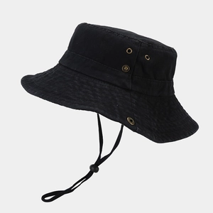 Detalle de gorro de pescador negro con ojales de ventilación y cordón ajustable cortavientos