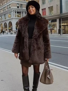 Manteau long en fausse fourrure marron foncé avec grand col à revers et coupe élégante
