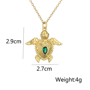 Dettaglio della collana tartaruga placcata oro con zircone verde a pera e dimensioni