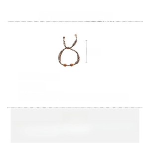 Vue détaillée du collier léopard avec des perles en acrylique brun et une longueur de 58 cm