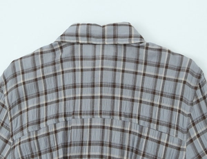 Detailaufnahme des Kragens eines blau-grauen Karokleids mit Seersucker-Struktur und Nähten