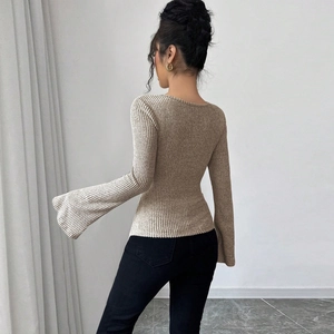 Dettaglio del top in maglia a coste kaki che mostra il retro con vestibilità slim e maniche