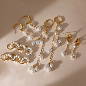 Quatre paires de boucles d'oreilles en acier inoxydable doré 18K avec perles