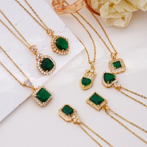 Retro Emerald Gemstone Pendant Necklace Gold Plated Copper With Artificial Pearl Zircon Royal Crown Jewelry Elegant Gift For Women